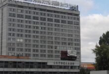 Роботы и инженеры на заводе Москвич