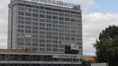 Роботы и инженеры на заводе Москвич