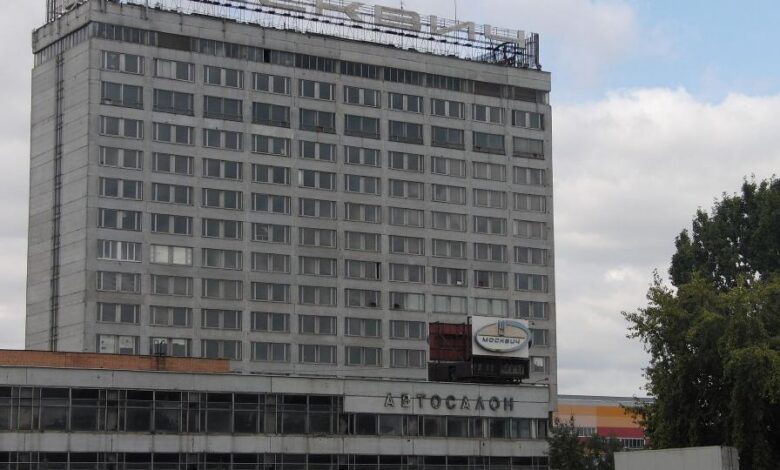 Роботы и инженеры на заводе Москвич
