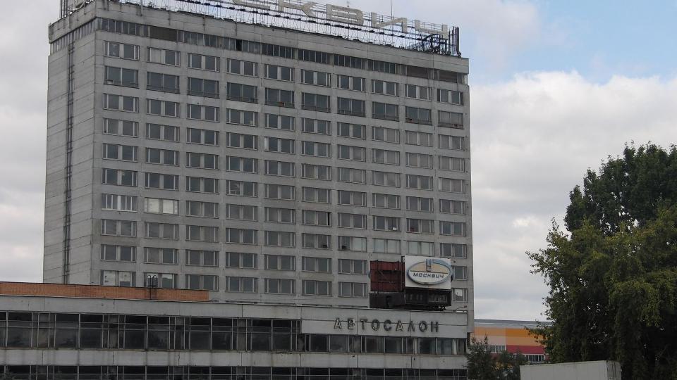 Роботы и инженеры на заводе Москвич