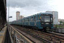 Изображение современного метро, управляемого искусственным интеллектом без машиниста.