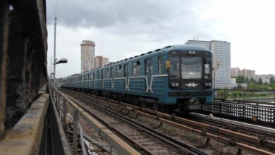 Изображение современного метро, управляемого искусственным интеллектом без машиниста.
