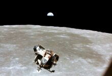 Изображение дачного участка на Южном полюсе Луны с космическими строителями и оборудованием.
