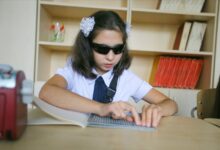 Вундеркинды из центра для незрячих детей с черными поясами и медалями.
