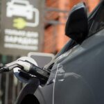 Электрический автомобиль на фоне городской улицы