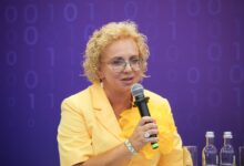 Иллюстрация, символизирующая русскую культуру с элементами балета, матрешек и титанового стержня.