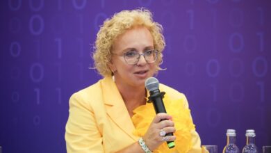 Иллюстрация, символизирующая русскую культуру с элементами балета, матрешек и титанового стержня.
