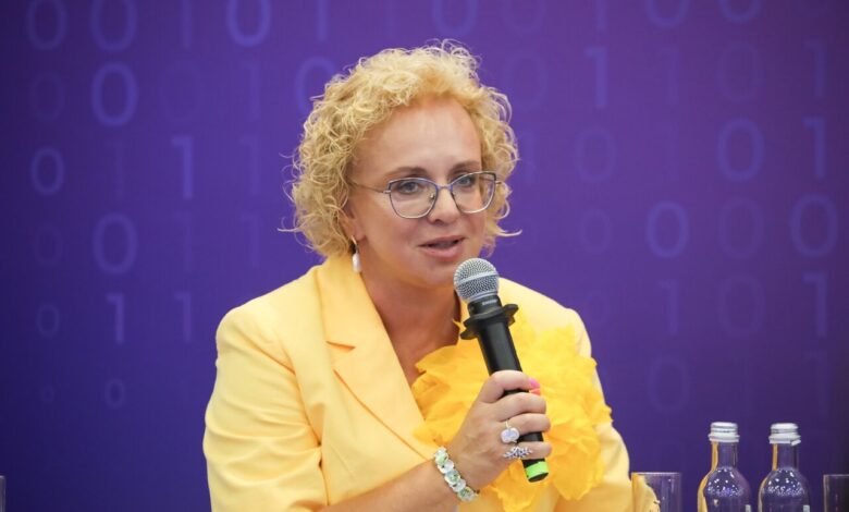 Иллюстрация, символизирующая русскую культуру с элементами балета, матрешек и титанового стержня.