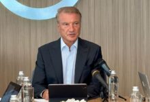 Изображение, иллюстрирующее финансовую революцию между Москвой и Нью-Дели с помощью цифровых технологий.