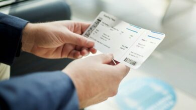 Иллюстрация ИИ-капитана, который помогает упаковать чемоданы для отпуска