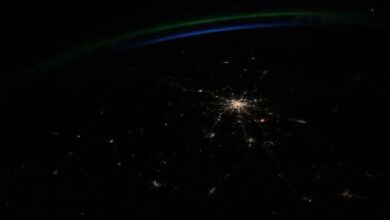 Светящаяся паутина в центре Москвы во время празднования 879-летия города