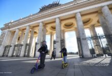 Главная арка Парка Горького без строительной паранджи, с дирижаблями на фоне 2