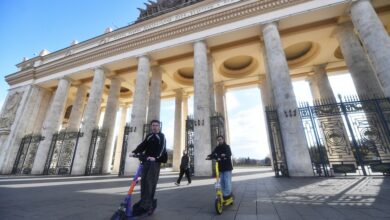Главная арка Парка Горького без строительной паранджи, с дирижаблями на фоне 2