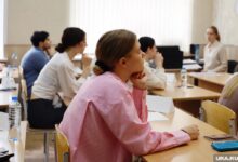 Сцена из колледжа во время внезапной проверки