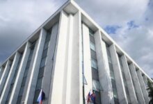 Иллюстрация, показывающая загруженное расписание первоклассника с элементами стресса и выгорания.