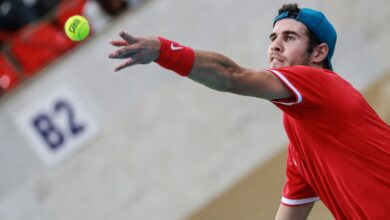 Карен Хачанов с ракеткой на корте в Нью-Йорке