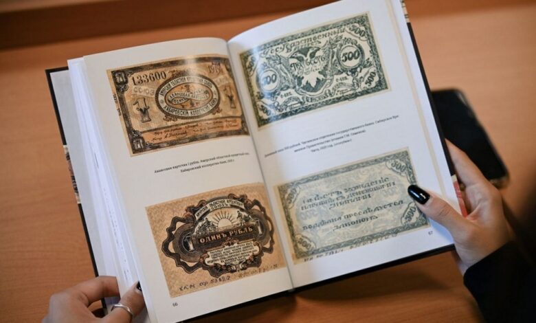 Обложка легендарного дальневосточного бестселлера на книжной полке