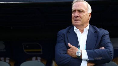 Дик Адвокат на фоне карибского пейзажа во время футбольного матча