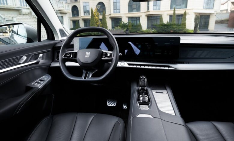 Джойстик управления автомобилем «Москвич», демонстрирующий новые технологии управления.