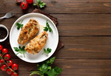 Куриная грудка на тарелке с овощами