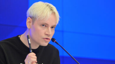 Изображение школьного учебника с Шаманом и Леди Гагой