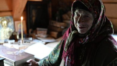 Агафья Лыкова устраивает пиротехническое шоу для сибирских медведей в тайге.