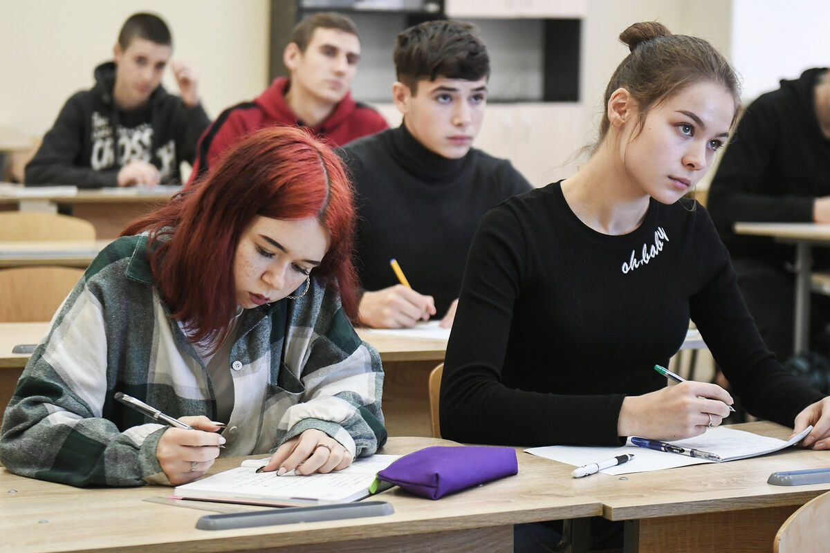Школьники с ирокезами, выражающие себя на уроке
