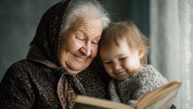 Дедушка гуляет с внучкой в коляске