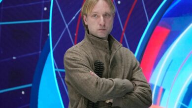 Плющенко с ракеткой на фоне ледового поля