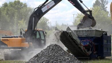 Изображение экскаватора и бульдозера, символизирующее онлайн-покупки в России