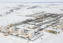 Изображение нефтяных рек, текущих через ледяные пейзажи Таймырского региона 2