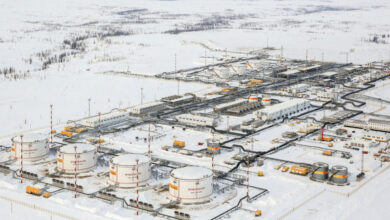 Изображение нефтяных рек, текущих через ледяные пейзажи Таймырского региона 2
