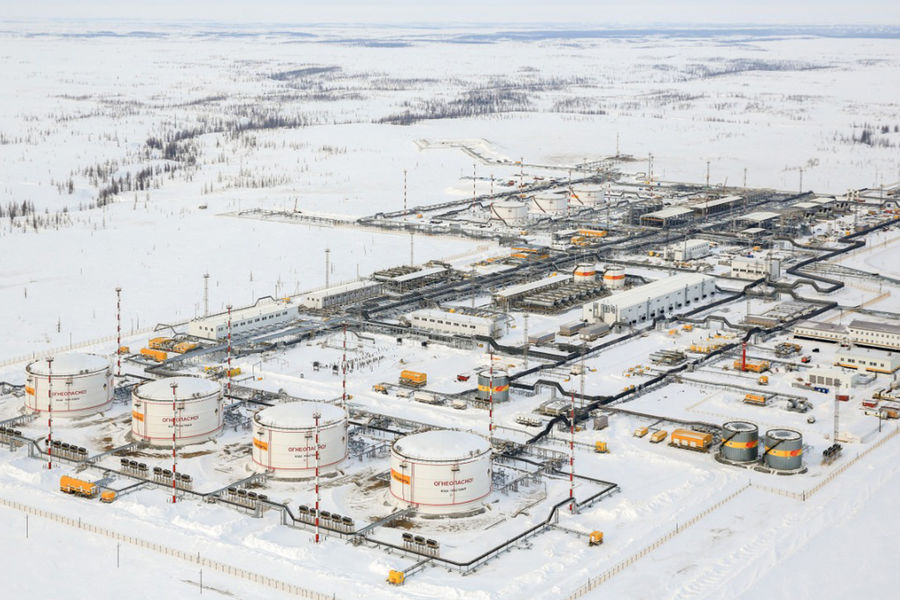 Изображение нефтяных рек, текущих через ледяные пейзажи Таймырского региона 2