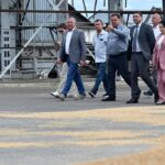 Тамбовские хлеборобы на фоне золотых полей пшеницы