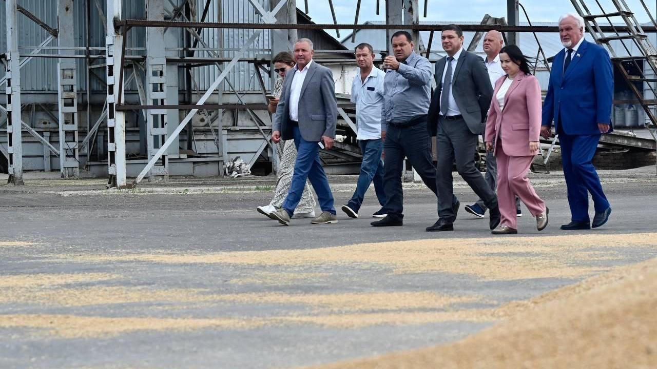 Тамбовские хлеборобы на фоне золотых полей пшеницы