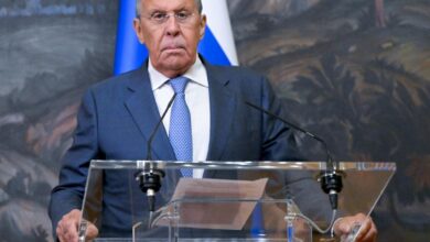 Министр с завистливым взглядом на фоне Екатеринбурга