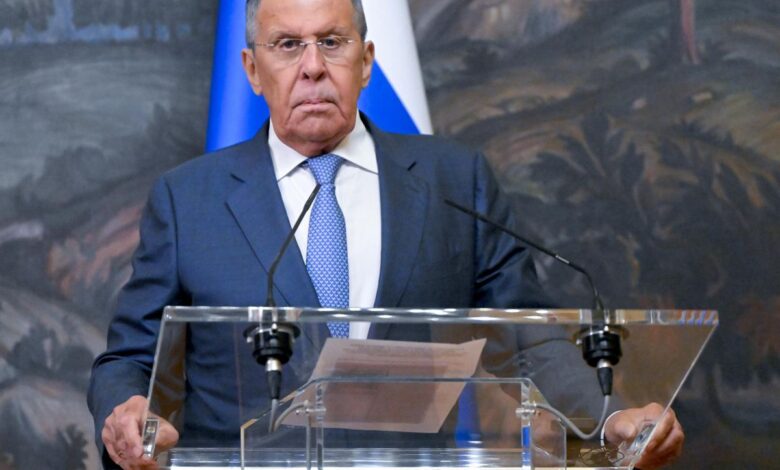 Министр с завистливым взглядом на фоне Екатеринбурга