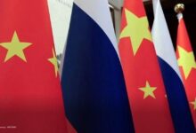 Изображение оазиса русской культуры в Даляне с самоварами и матрешками