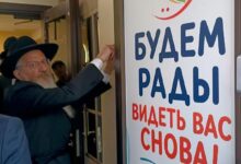 Кошерный плов и борщ на столе, символизирующие идеальное застолье.
