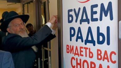 Кошерный плов и борщ на столе, символизирующие идеальное застолье.