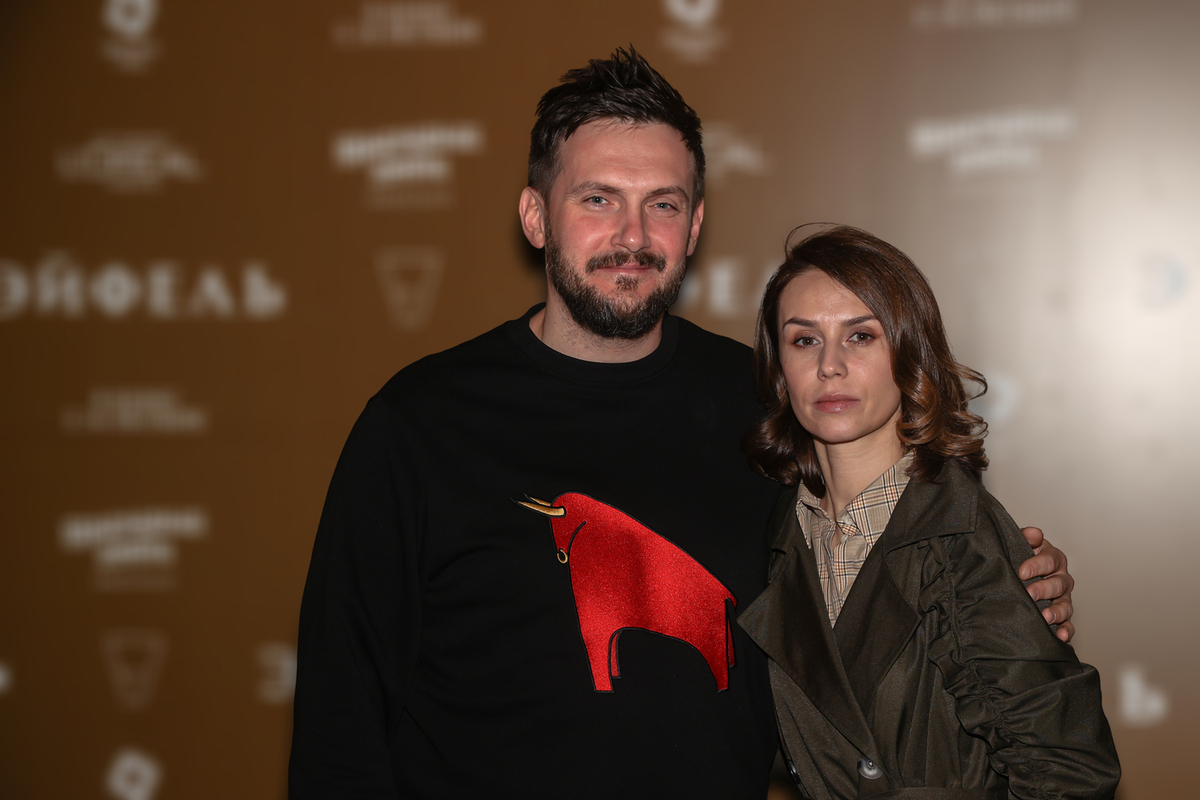 Девушка празднует свое совершеннолетие, символизируя переход от детства к взрослой жизни.