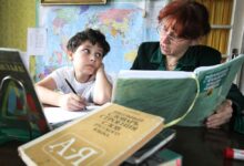 Семья за столом, занимающаяся учебой вместе, создающая гармонию и радость