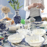 Изображение продуктов, способствующих росту мышц, таких как творог и сыр.