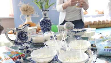 Изображение продуктов, способствующих росту мышц, таких как творог и сыр.