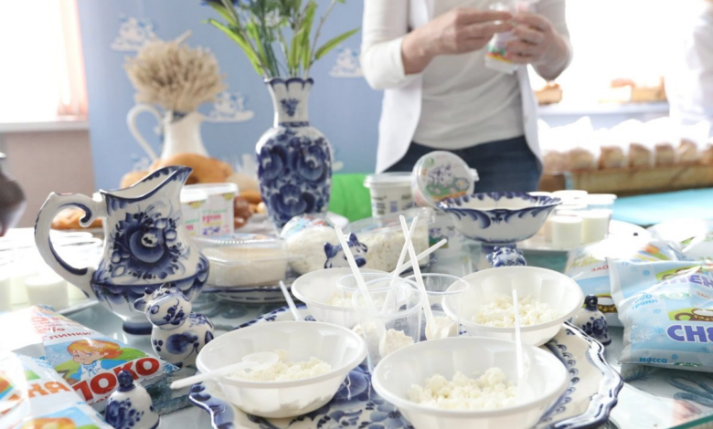 Изображение продуктов, способствующих росту мышц, таких как творог и сыр.