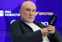 Игорь Матвиенко на фоне летнего пейзажа с тополиным пухом, работающий над новой музыкой