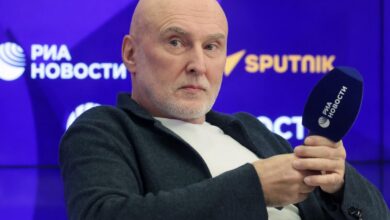 Игорь Матвиенко на фоне летнего пейзажа с тополиным пухом, работающий над новой музыкой