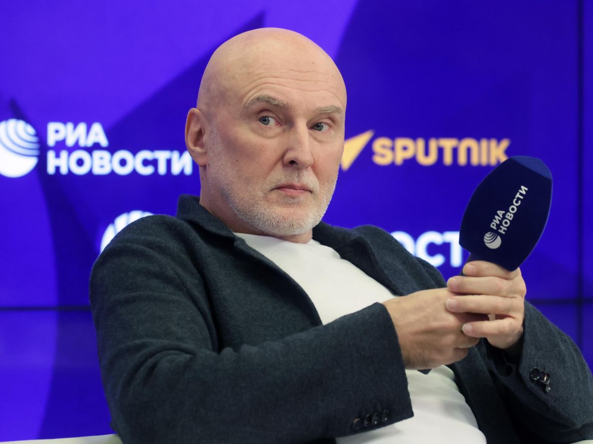Игорь Матвиенко на фоне летнего пейзажа с тополиным пухом, работающий над новой музыкой