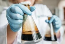 Ученые в лаборатории работают с нефтью, превращая черное золото в топливо будущего.
