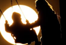 Изображение детей, играющих на игрушечных транспортных средствах, символизирующее контроль государства над домашними полетами.